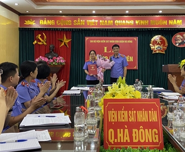 Chi bộ Viện KSND quận Hà Đông tổ chức Lễ kết nạp Đảng viên và trao quyết...